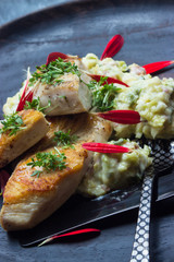 Hühnchenbrustfilet mit Kohlrabigemüse, Kresse und Blütenblättern