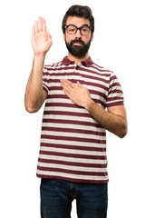 Naklejka premium Man with glasses making an oath