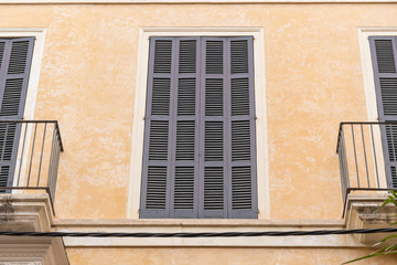 Fototapeta na wymiar Mediterranes Haus mit großem Fensterladen