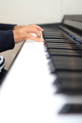 Obraz premium ピアノを弾く小学生(2年生)の手