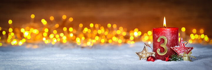 Dritter Advent schnee panorama Kerze mit Zahl dekoriert weihnachten Aventszeit holz hintergrund...