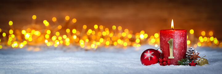 Erster Advent schnee panorama Kerze mit Zahl dekoriert weihnachten Aventszeit holz hintergrund lichter bokeh / first sunday advent