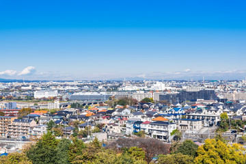 青空が広がる住宅街