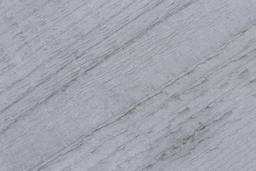 Grau gebeiztes Holzbrett mit feiner diagonaler Maserung