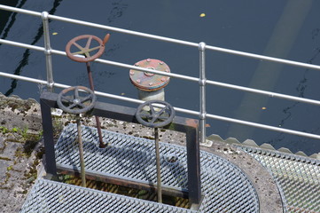 Technik einer Kläranlage zur Reinigung von Abwasser mit Schiebern