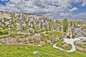 Каппадокия, Турция. Горный пейзаж с пещерами в скалах в Национальном парке Гереме © aphonua