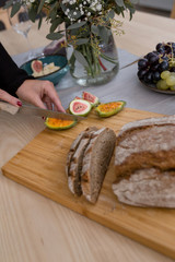 Kaktusfeige wird geschnitten