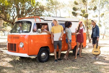 Obraz premium Friends by camper van