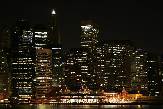 Fototapeta New York buildings by night