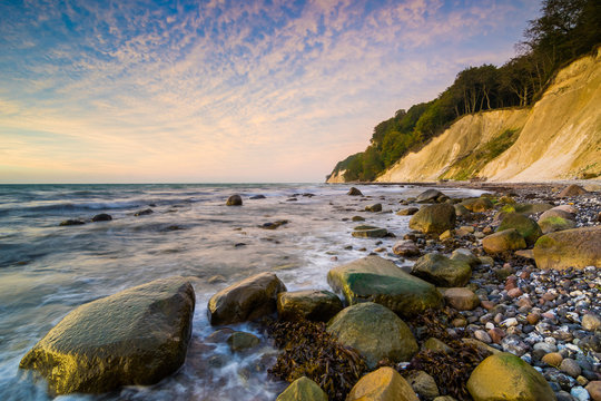 K&uuml;ste auf Insel R&uuml;gen in Deutschland einem wundersch&ouml;nen Morgen im Sonnenaufgang