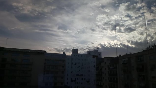 Time lapse nubes sobre edificios al atardecer