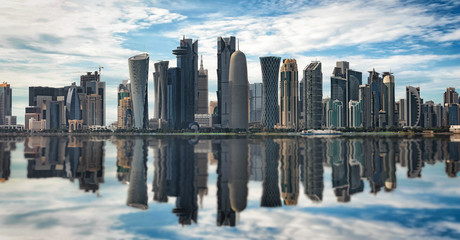 Obraz premium Die moderne Skyline von Doha, Katar, mit Reflektion auf dem Wasser