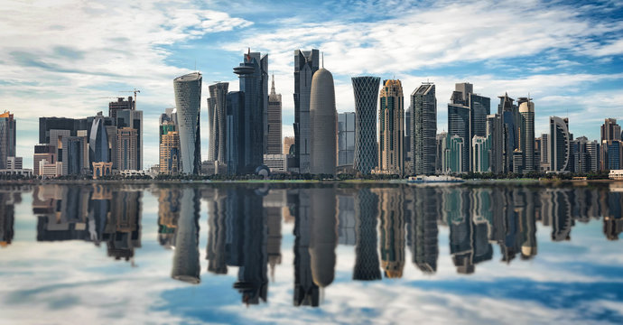 Die moderne Skyline von Doha, Katar, mit Reflektion auf dem Wasser