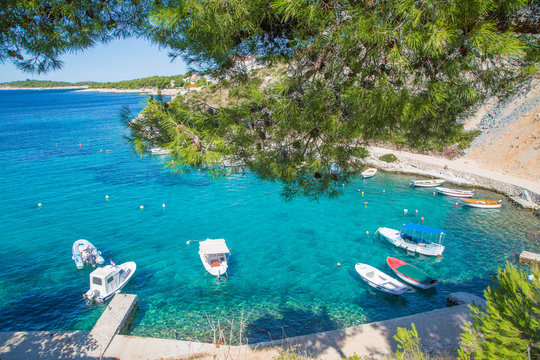 Hafen, Strand und Blick auf Bilo - Primosten, Dalmatien, Kroatien