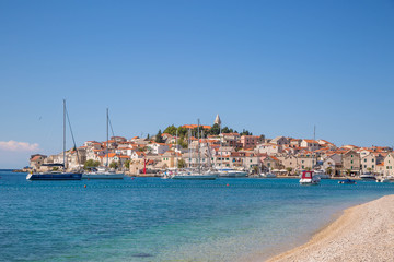Fototapeta na wymiar Sehenswürdigkeiten und traumhafte Ansichten auf die paradiesische Bucht von Primosten, Kroatien