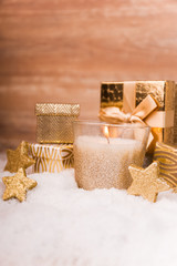 Brennendre goldene Kerze 