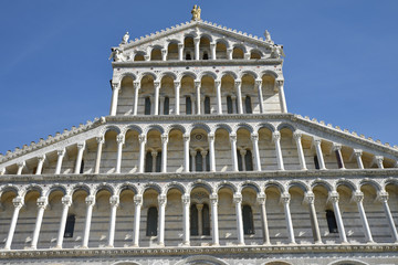 Obraz premium Colonnade de la basilique de Pise en Toscane, Italie