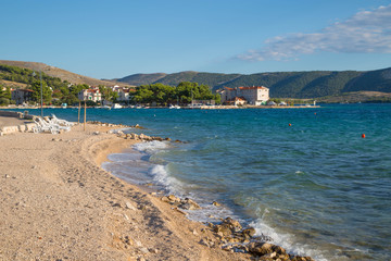 Fototapeta na wymiar Hafen, Strand und Blick auf Bilo - Primosten, Dalmatien, Kroatien