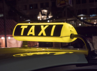 Taxischild in der Nacht
