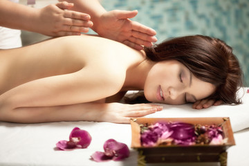 Fototapeta na wymiar Spa salon: Beautiful Young Woman having Massage at her Back