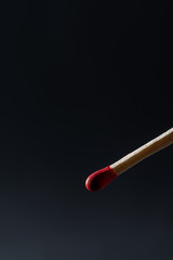 Schwefelholz mit rotem Kopf