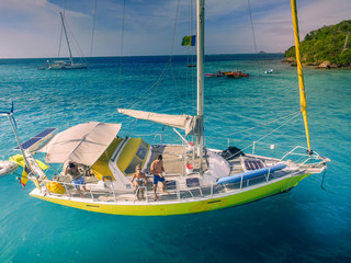 Vue aérienne voilier ancré dans les Tobago Cays © Erwin Barbé