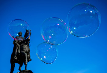 Soap-Bubbles mit Dresden-Szenerie (Theaterplatz vor der Semperoper mit Reiterstandbild König Johann)