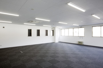 新築の広いオフィス室内