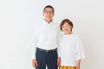 笑顔のシニア夫婦