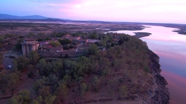 Atardecer en Granadilla, pueblo abandonado de origen feudal en  C&aacute;ceres (Extremadura, Espa&ntilde;a) Video aereo con Drone
