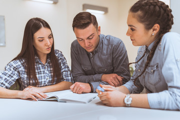 Obraz premium A group of young students teaches together.