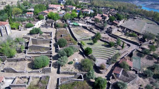 Granadilla, antiguo se&ntilde;or&iacute;o de Granada, es una antigua villa amurallada de origen feudal en  C&aacute;ceres