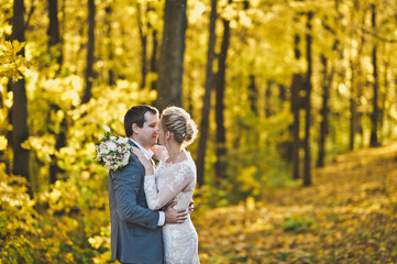Portrait of the newlyweds in sunlit autumn woods 256.