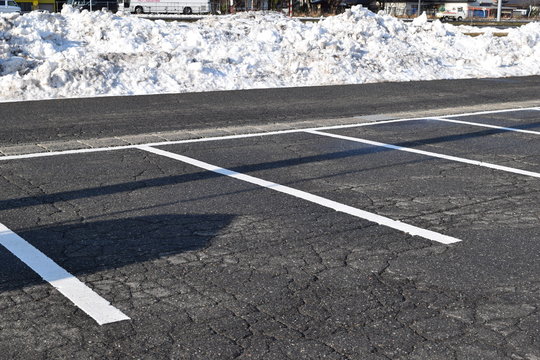 積雪後に除雪した駐車場