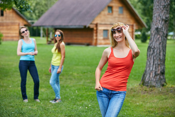 Obraz premium three girls having fun outdoors