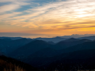Coucher de soleil en montagne vers bord de mer