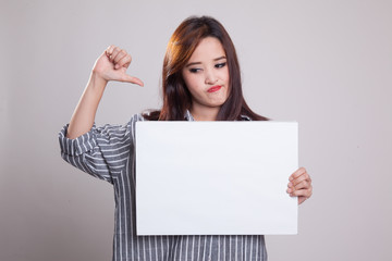 Naklejka premium Young Asian woman show thumbs down with white blank sign.