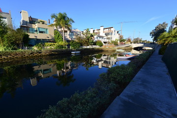 Fototapeta na wymiar Homes at the Venice canals at Venice Beach, Los Angeles