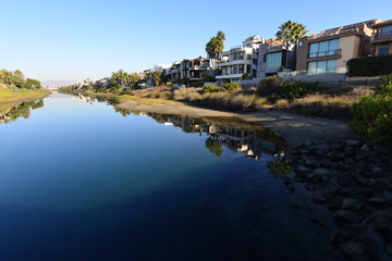 Fototapeta na wymiar Homes at the Venice canals at Venice Beach, Los Angeles