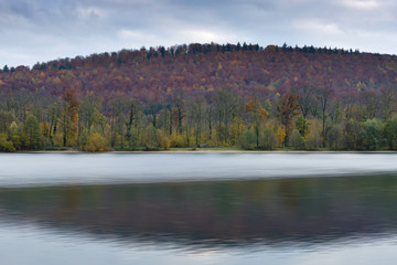 Herbst an einem See in Baden-Württemberg