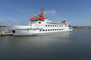 Obraz premium Passagierschiff im Hafen von Spiekeroog.