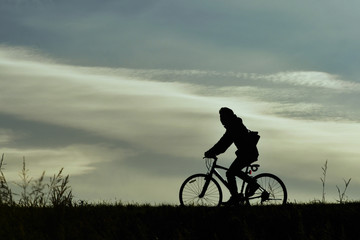 Naklejka premium 土手を走る自転車