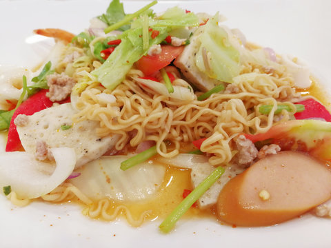 Fried Noodle Salad with Spicy Sauce - Food