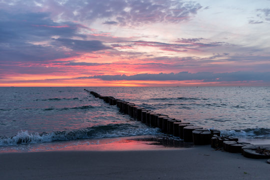 Bune am Meer im Sonnenuntergang