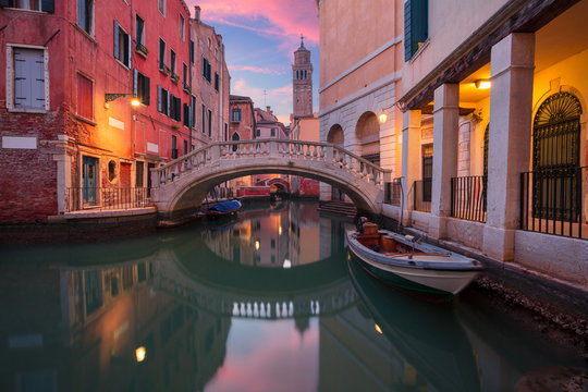 Fototapeta Venice. Cityscape image of narrow canals in Venice during dramatic sunset.