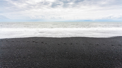 Obraz premium ocean waves on Reynisfjara black sand Beach