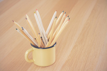 Obraz premium Mug with pencils on desk