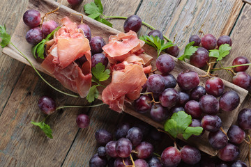 Prosciutto with parsley and grape.