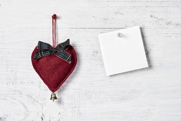 decoro a forma di cuore appeso ad una tavola di legno  come augurio ed amore
