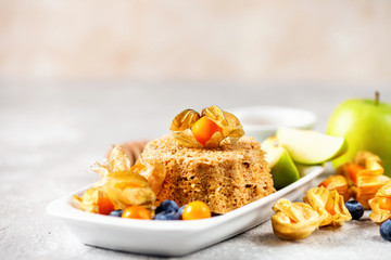 Oat cake with honey and berries